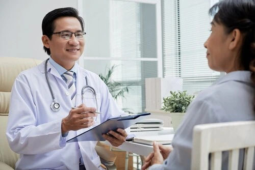 Từ vựng See a doctor nghĩa là Đi khám bác sĩ - tienganhdaily.vn